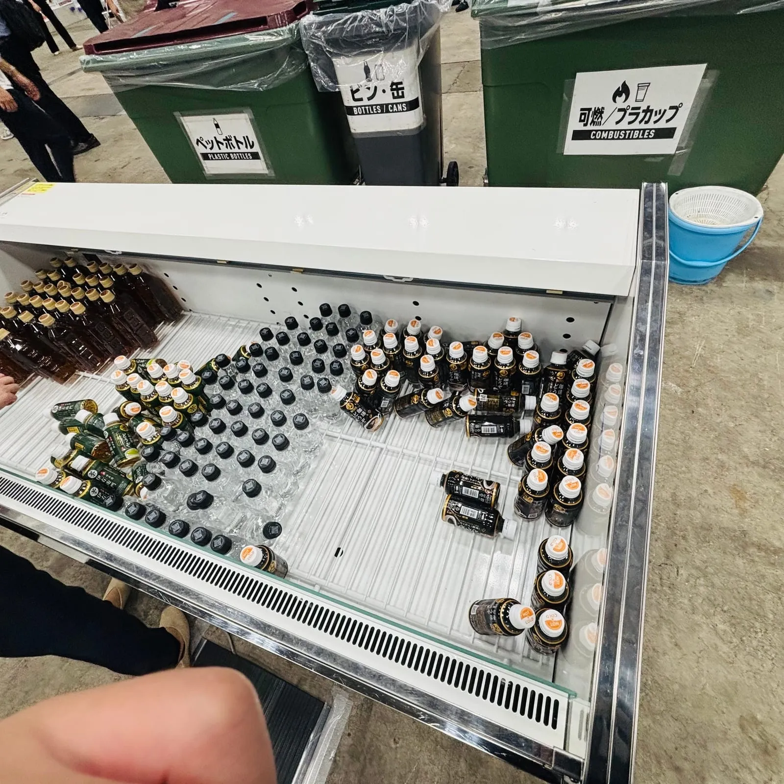 学会会場のドリンクコーナーに並ぶコーヒーと水のボトル