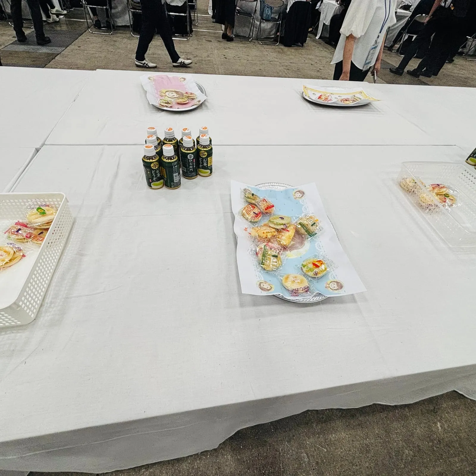 学会会場の国際展示ホールに置かれたお菓子と飲み物