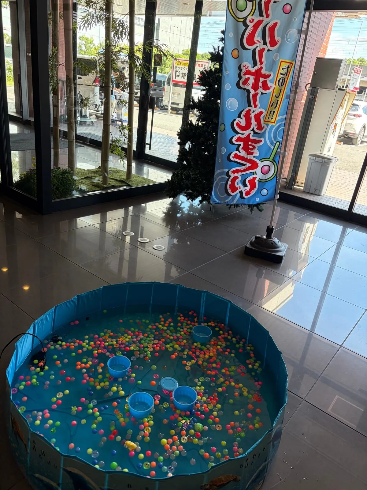 ホテルロビーで開催されていたスーパーボールすくいイベント